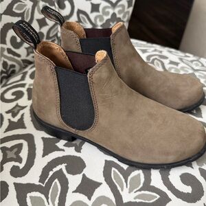 Authentic Blundstone Chelsea ankle Boots